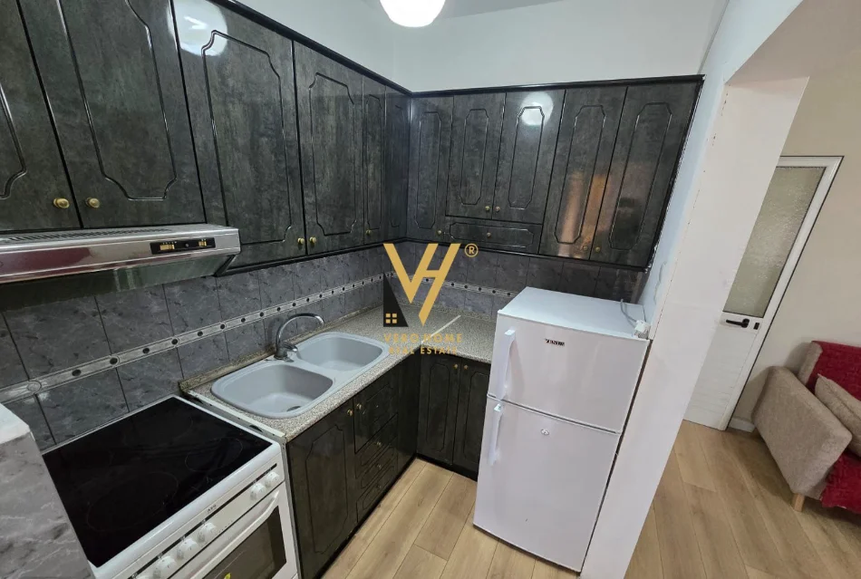 Tirane, jepet me qera apartament 1+1+Ballkon Kati 3, 56 m² 450 € (PORCELAN)