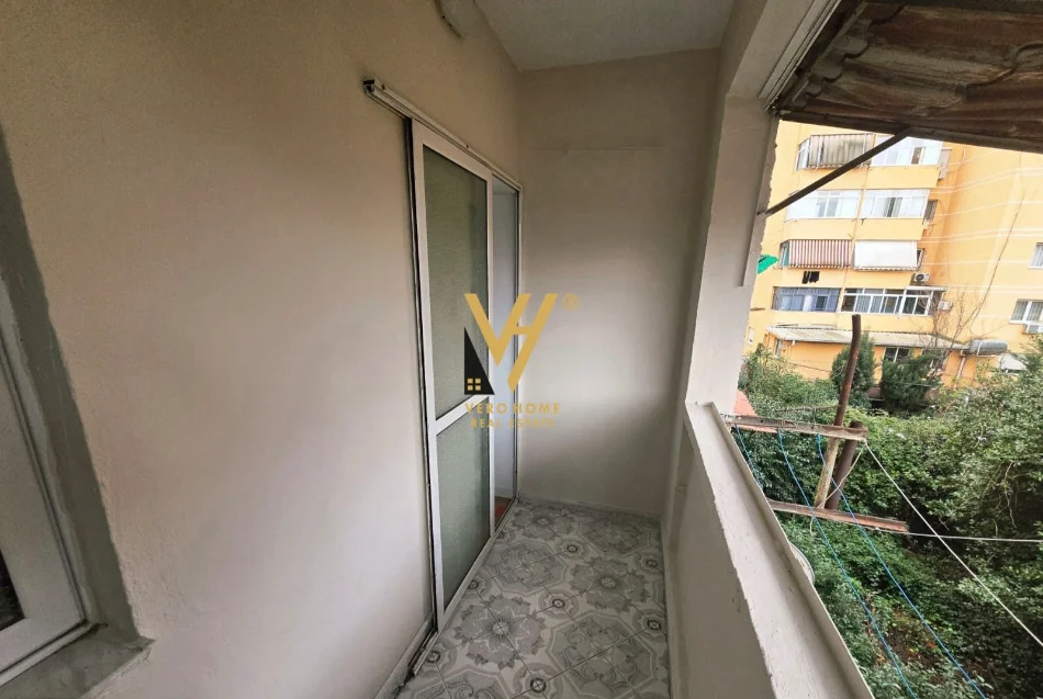 Tirane, jepet me qera apartament 1+1+Ballkon Kati 3, 56 m² 450 € (PORCELAN)