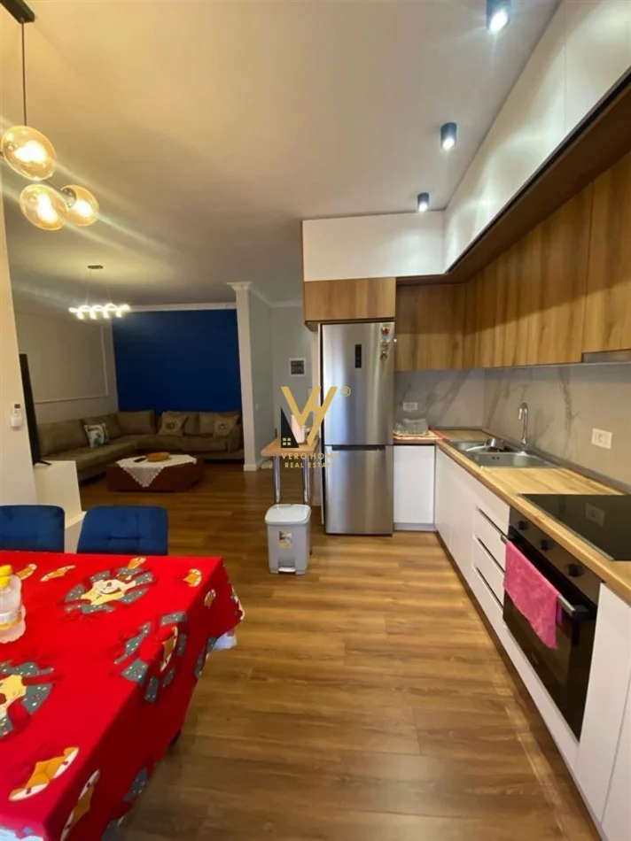 Tirane, jepet me qera apartament 2+1+Ballkon Kati 1, 79 m² 600 € (SELVIA)