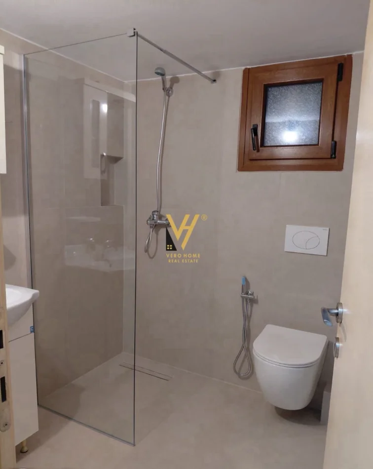 Tirane, jepet me qera apartament 5+1+Ballkon Kati 2, 170 m² 1.300 € (ALI DEMI)