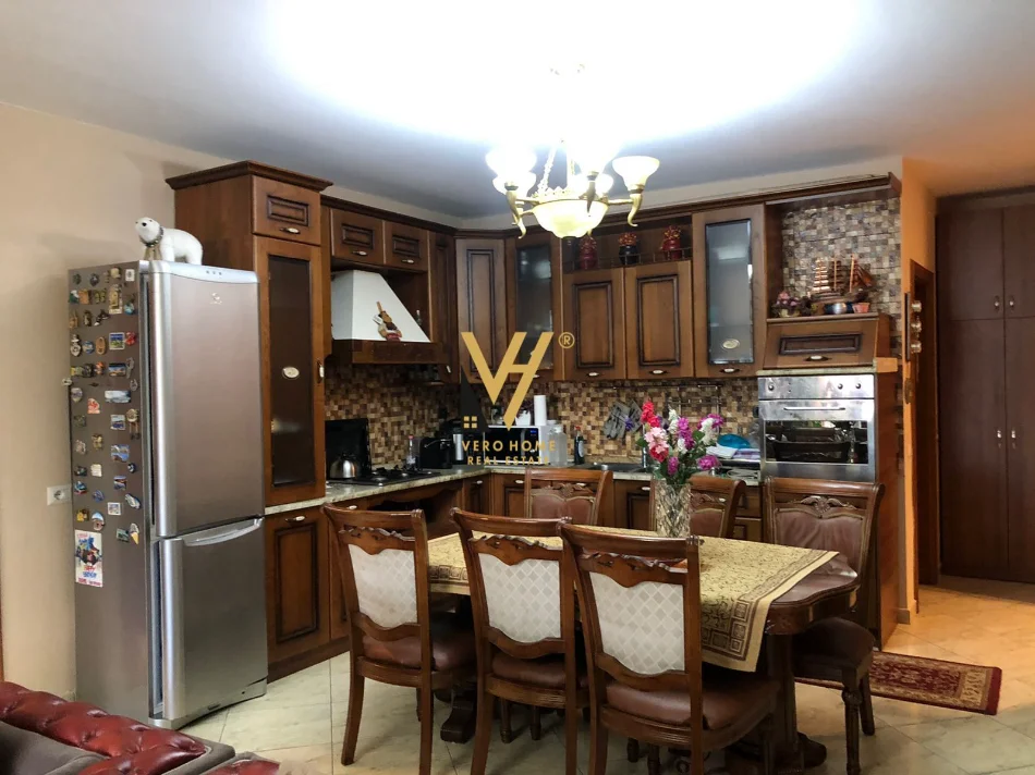 Tirane, jepet me qera apartament 2+1+Ballkon Kati 6, 120 m² 800 € (SIRI KODRA)