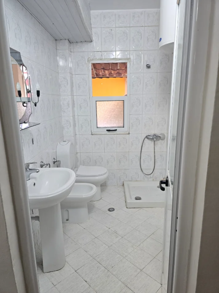 Tirane, jepet me qera apartament 1+1 Kati 3, 65 m² 430 € (PORCELAN)