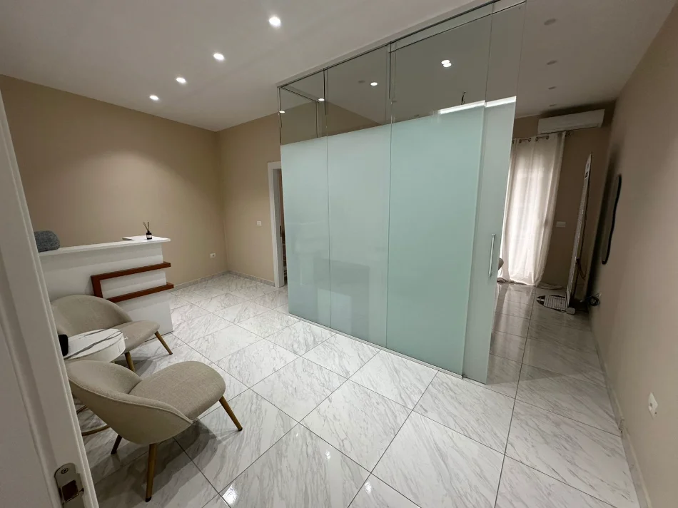 Tirane, jepet me qera ambjent biznesi Kati 6, 70 m² 650 € 