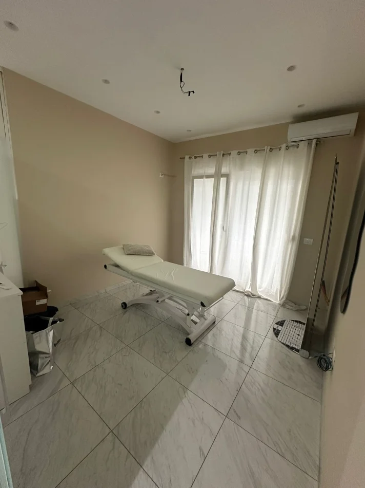 Tirane, jepet me qera ambjent biznesi Kati 6, 70 m² 650 € 