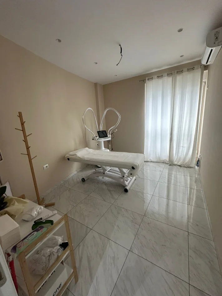 Tirane, jepet me qera ambjent biznesi Kati 6, 70 m² 650 € 