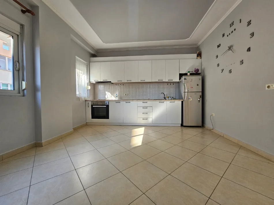 Tirane, jepet me qera apartament 2+1+Ballkon Kati 5, 90 m² 550 € (Rruga 4 Deshmoret)