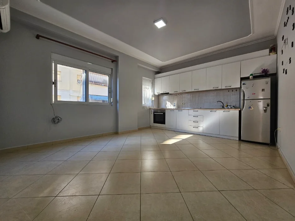 Tirane, jepet me qera apartament 2+1+Ballkon Kati 5, 90 m² 550 € (Rruga 4 Deshmoret)