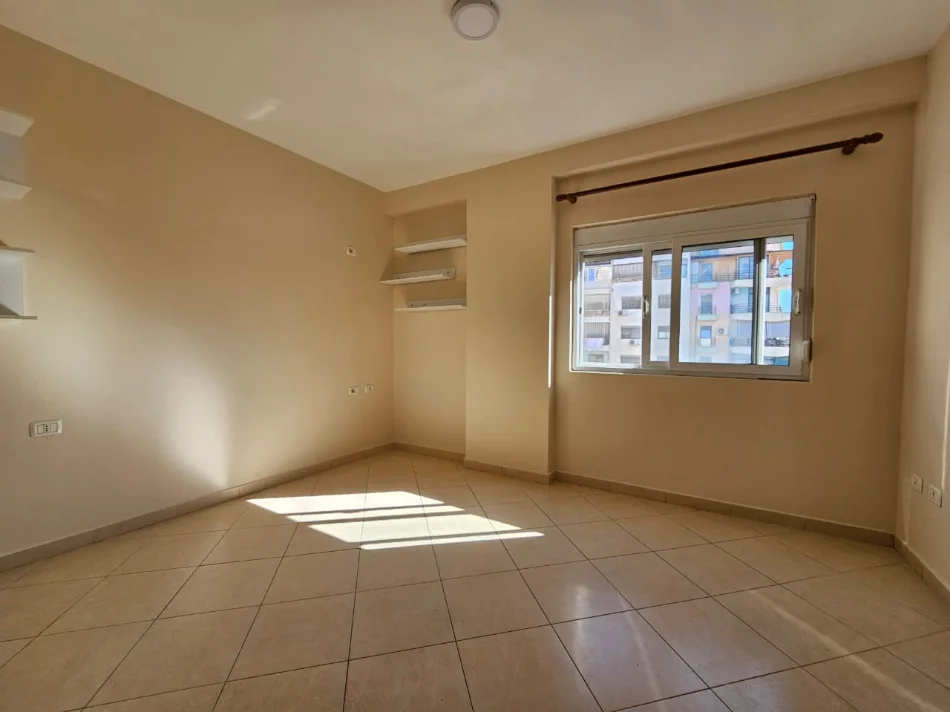 Tirane, jepet me qera apartament 2+1+Ballkon Kati 5, 90 m² 550 € (Rruga 4 Deshmoret)