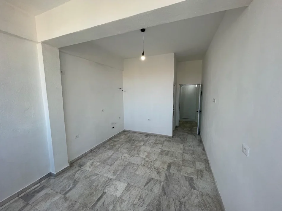 Tirane, jepet me qera ambjent biznesi Kati 3, 90 m² 700 € (SELVIA)
