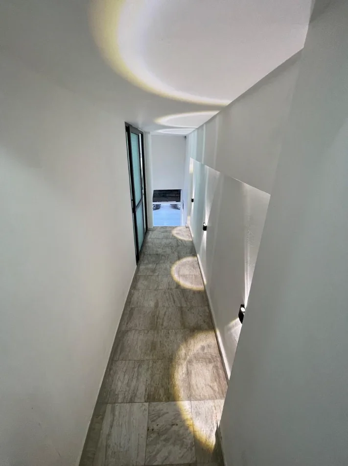 Tirane, jepet me qera ambjent biznesi Kati 3, 90 m² 700 € (SELVIA)