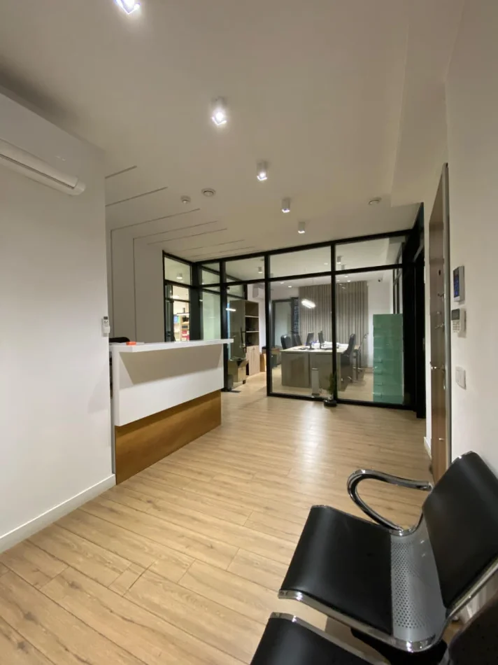 Tirane, jepet me qera zyre Kati 1, 200 m² 2.700 € (BULEVARDI ZOGU I PARE)