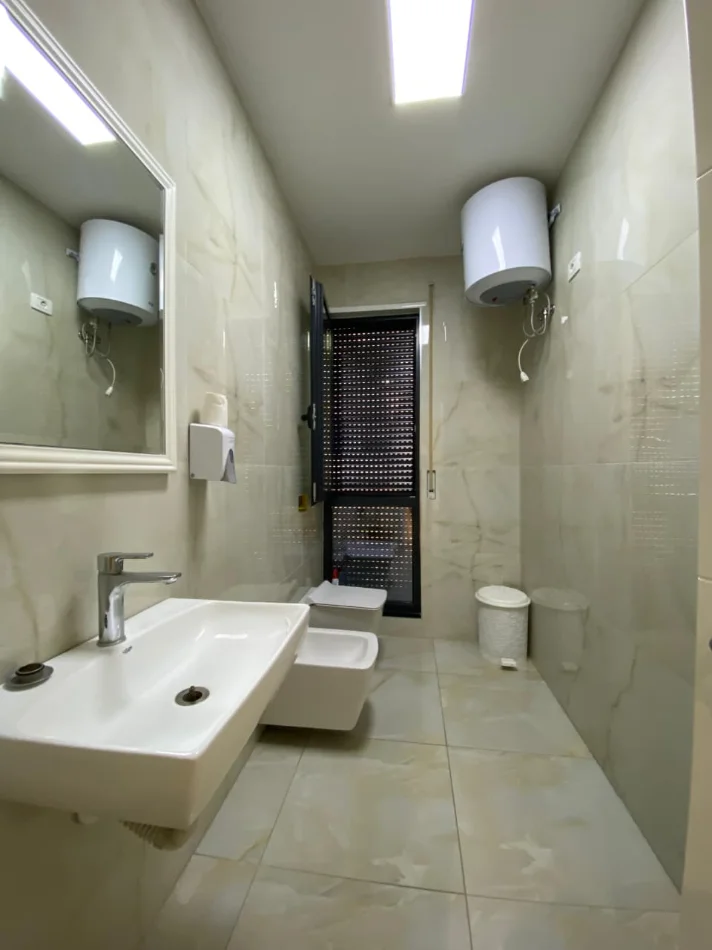 Tirane, jepet me qera zyre Kati 1, 200 m² 2.700 € (BULEVARDI ZOGU I PARE)