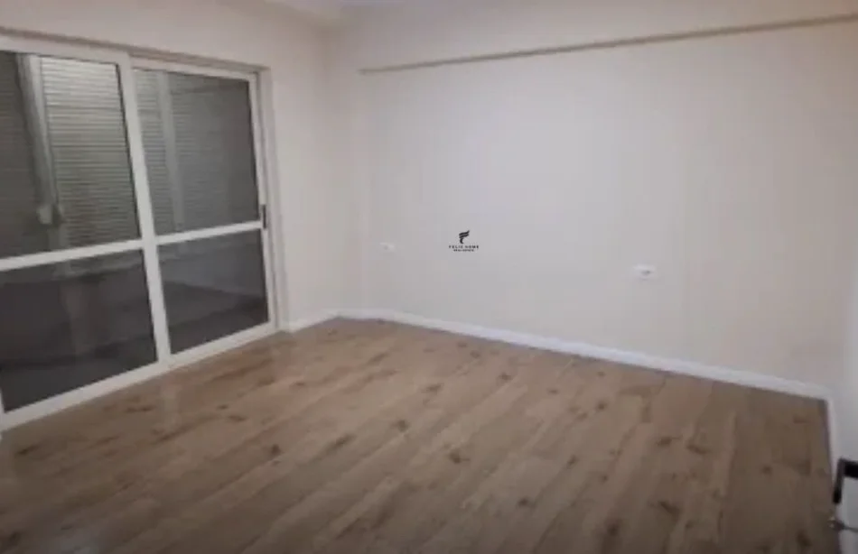 Tirane, jepet me qera zyre Kati 2, 80 m² 900 € (QENDER)