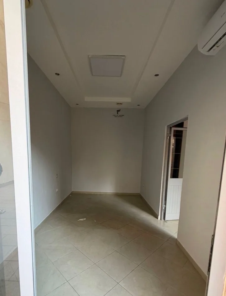 Tirane, jepet me qera dyqan Kati 0, 40 m² 390 € (MINE PEZA)