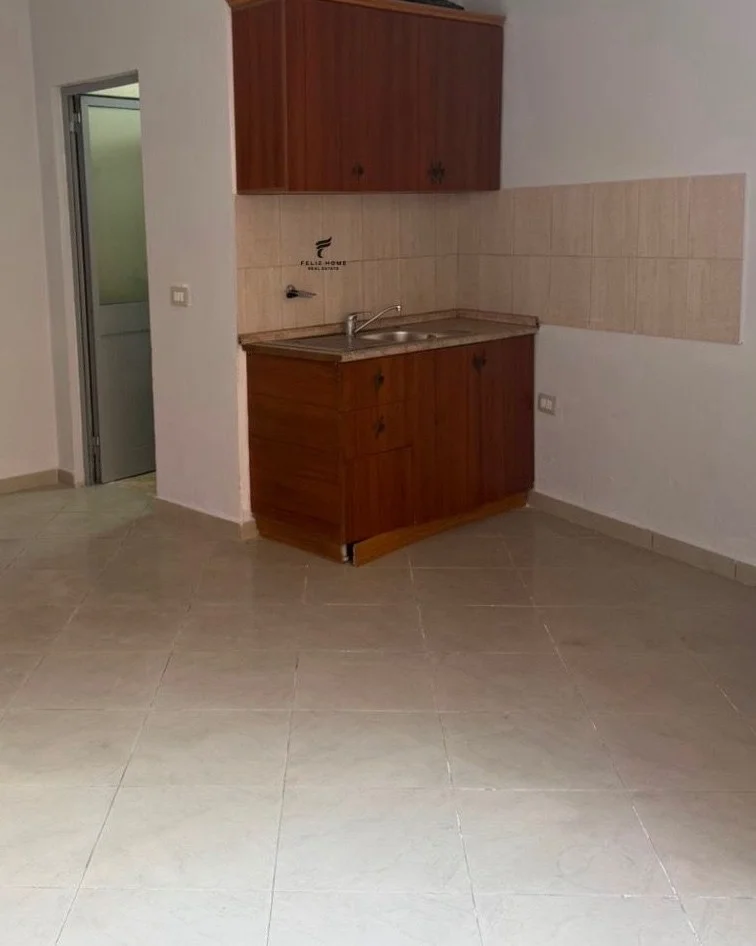 Tirane, jepet me qera dyqan Kati 0, 40 m² 390 € (MINE PEZA)