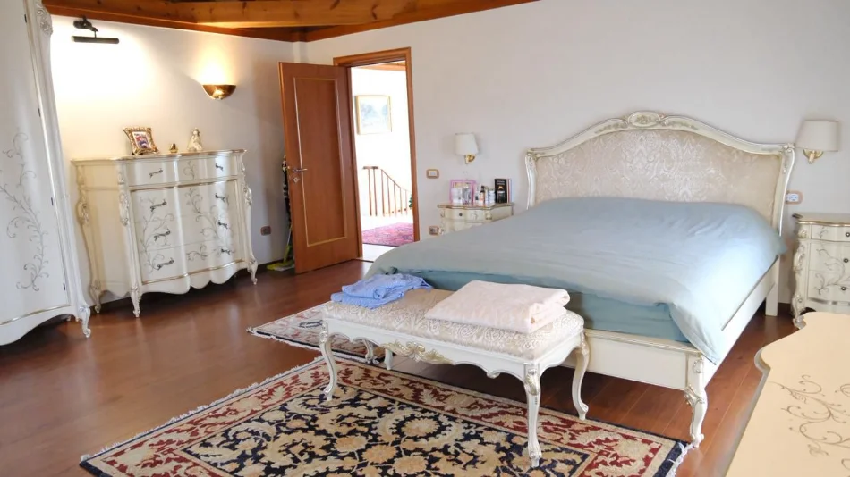 🏡 VILË PREMIUM NË AKACIA HILLS.  Në një nga rezidencat më elitare, prezantojmë një vilë 3-katëshe me organizim perfekt dhe hapësira mbresëlënëse: