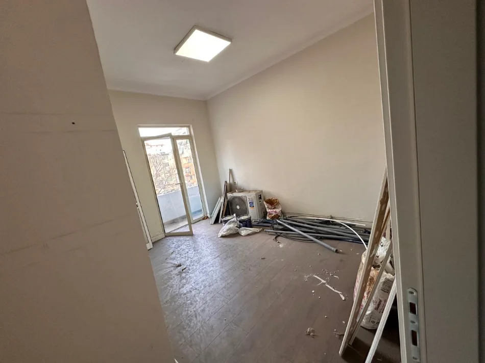 Tirane, jepet me qera zyre Kati 3, 100 m² 1.000 € (BLLOK)