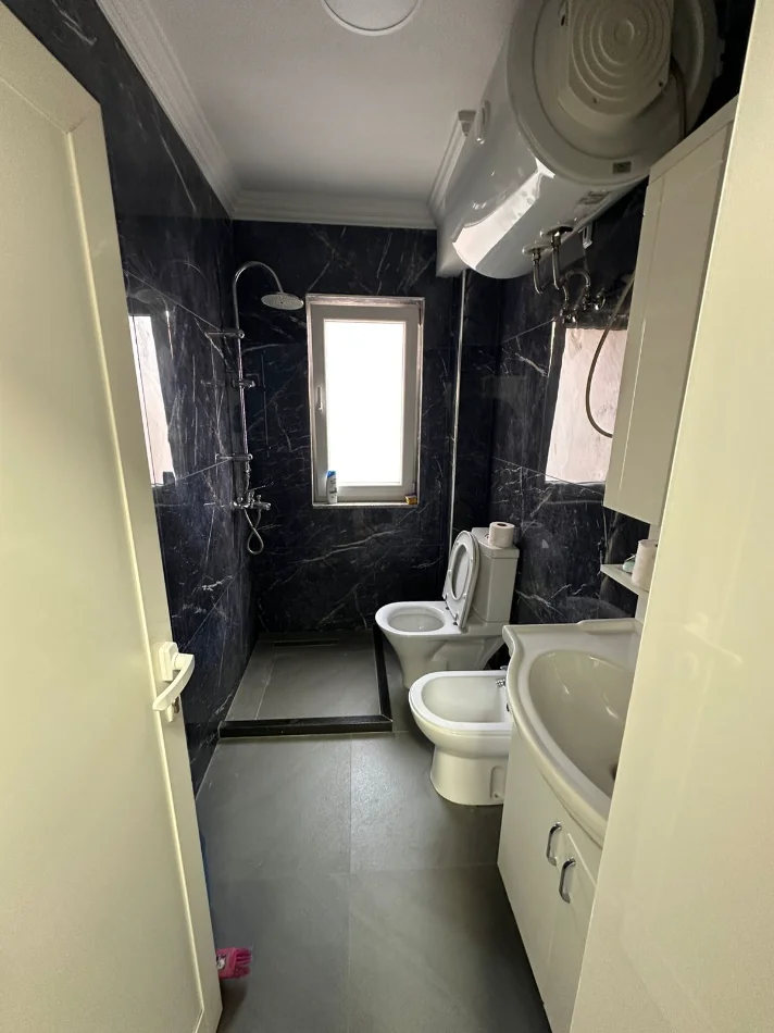 Tirane, jepet me qera zyre Kati 1, 130 m² 1.100 € (BLLOK)