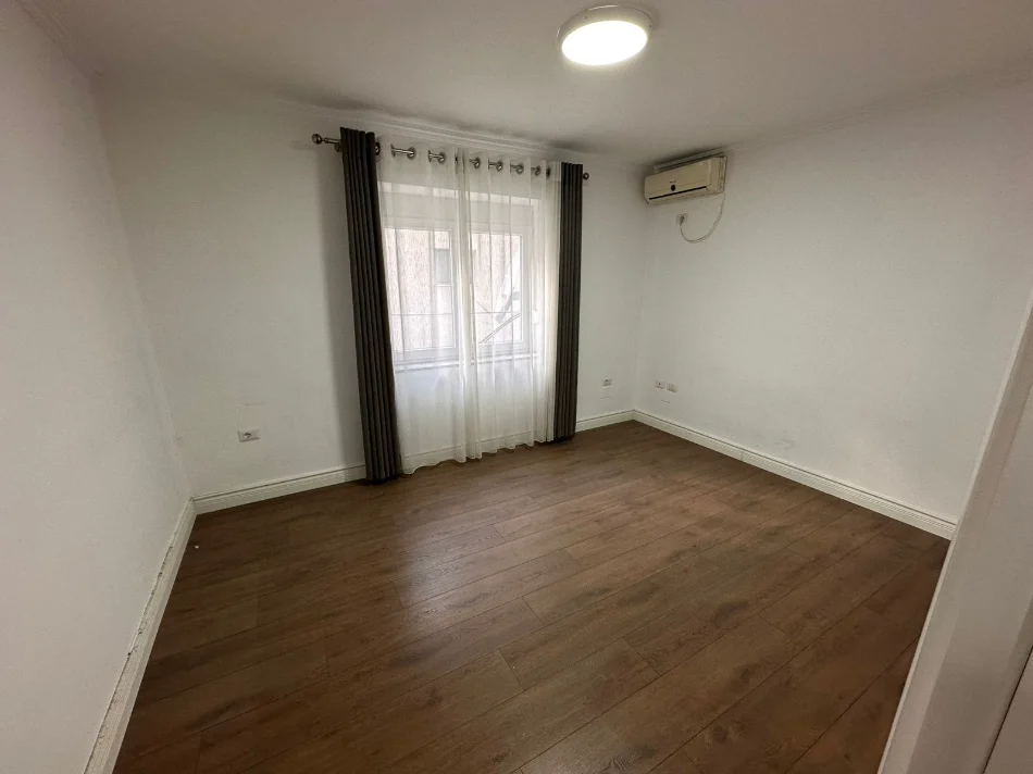 Tirane, jepet me qera zyre Kati 1, 130 m² 1.100 € (BLLOK)