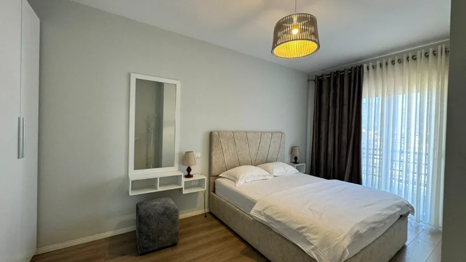 Tirane, jepet me qera apartament Kati 11, 81 m² 1.000 € (Perballe Gjimnazit Petro Nini Luarasi)