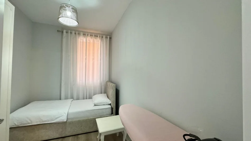 Tirane, jepet me qera apartament Kati 11, 81 m² 1.000 € (Perballe Gjimnazit Petro Nini Luarasi)