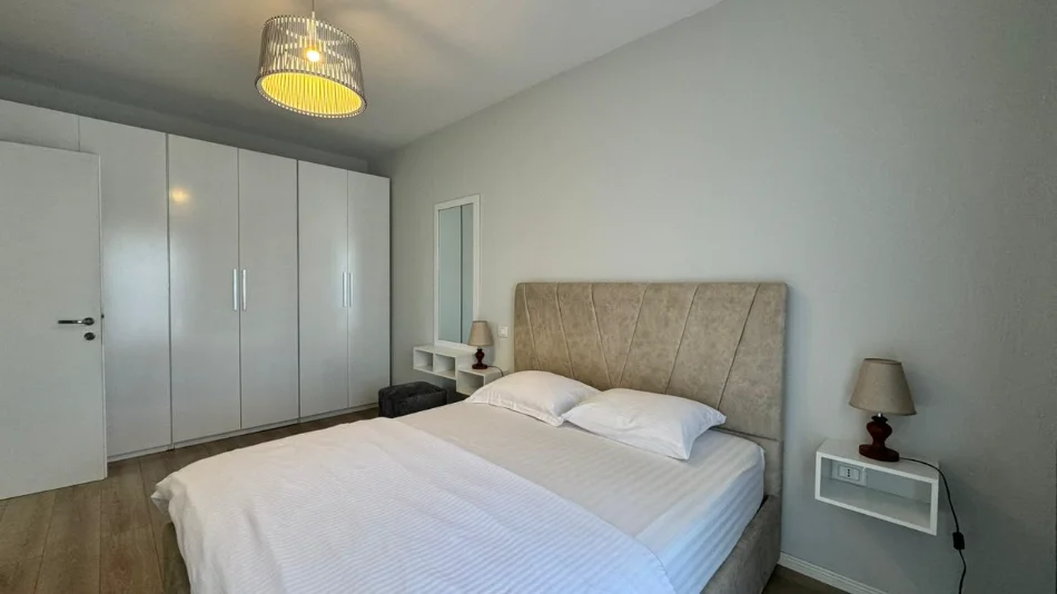 Tirane, jepet me qera apartament Kati 11, 81 m² 1.000 € (Perballe Gjimnazit Petro Nini Luarasi)