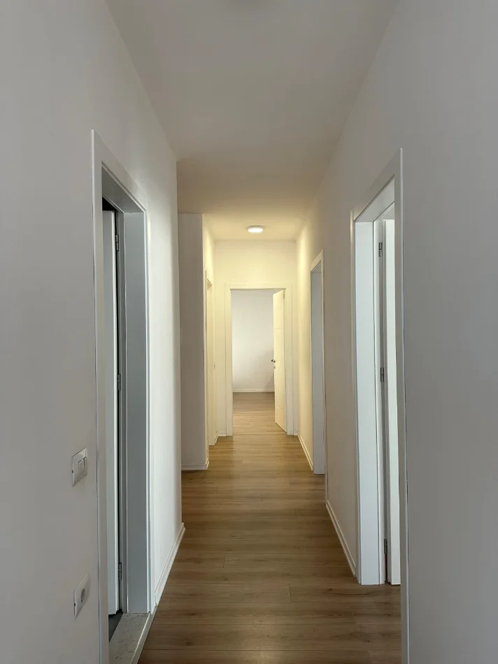 Tirane, shitet apartament 3+1+Ballkon Kati 5, 188 m² 337.900 € (Residenca Erli)