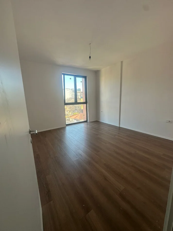 Tirane, jepet me qera zyre Kati 4, 80 m² 850€