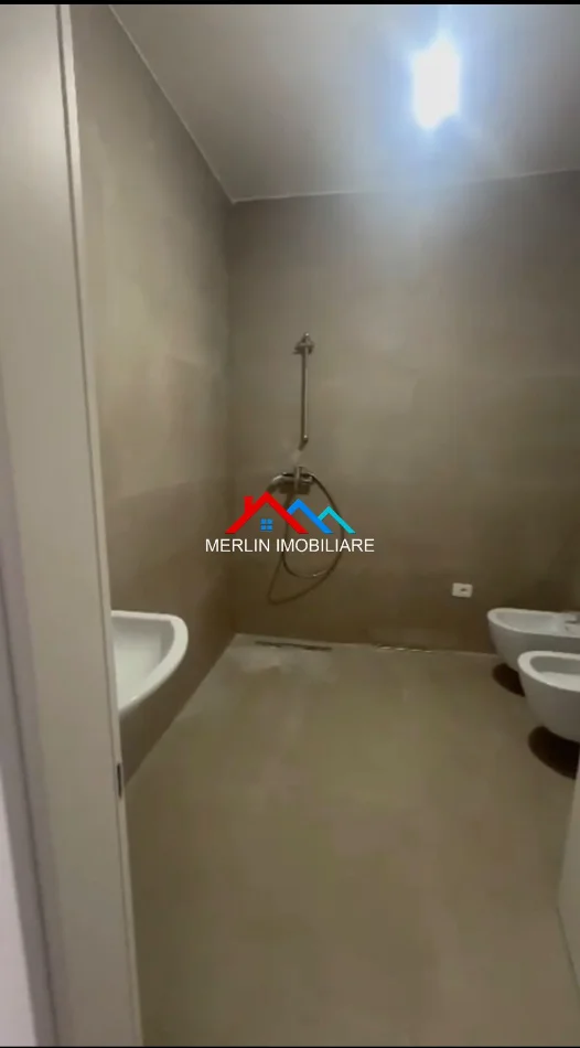 Tirane, jepet me qera zyre Kati 4, 80 m² 1.039 € (RRUGA E KAVAJES)