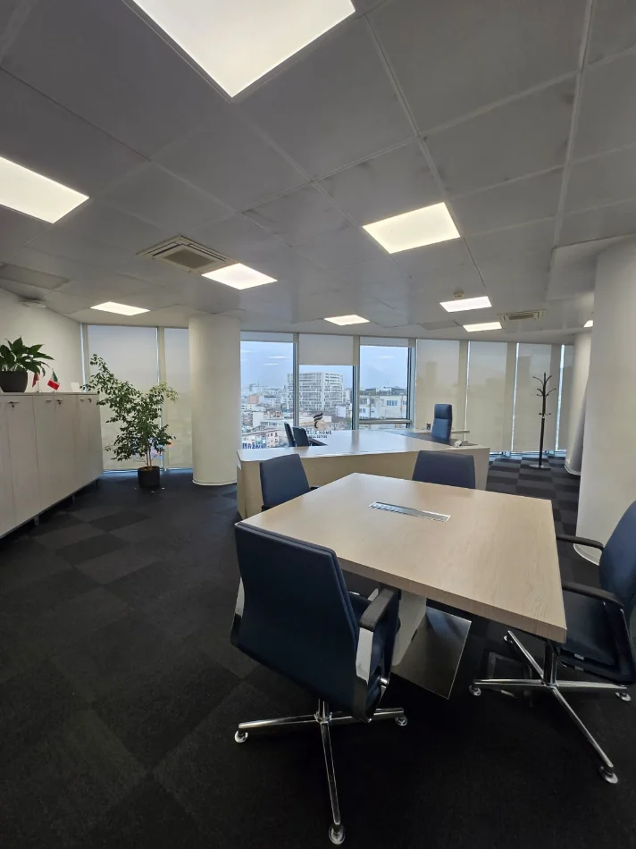 Tirane, jepet me qera zyre Kati 8, 770 m² 17.700 € (ZOGU I ZI)