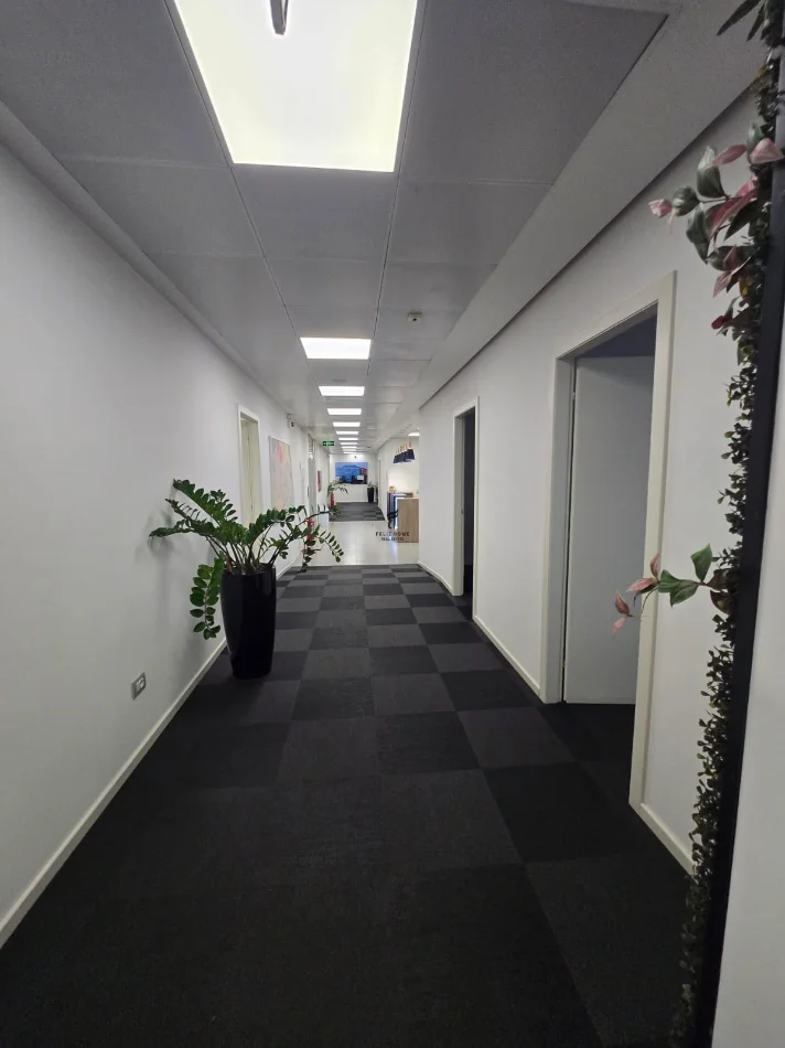 Tirane, jepet me qera zyre Kati 8, 770 m² 17.700 € (ZOGU I ZI)