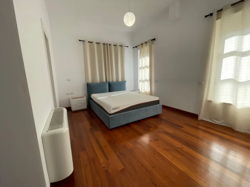 Tirane, jepet me qera Vile 4+1+Aneks+Ballkon , 400 m² 4.500 € 