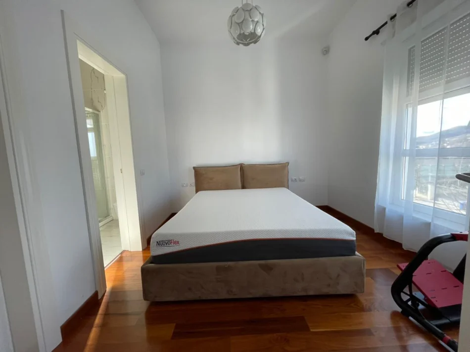 Tirane, jepet me qera Vile 4+1+Aneks+Ballkon , 400 m² 4.500 € 