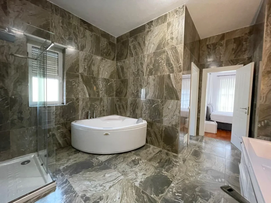 Tirane, jepet me qera Vile 4+1+Aneks+Ballkon , 400 m² 4.500 € 