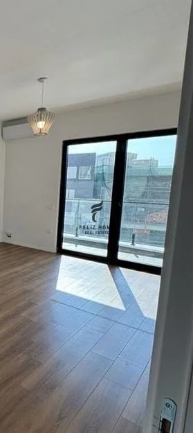 Tirane, jepet me qera zyre Kati 6, 122 m² 600 € (RRUGA E DIBRES)