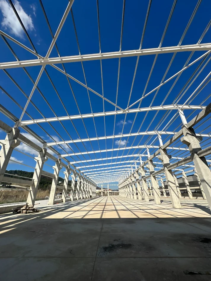 Tirane, jepet me qera magazine Kati 0, 4.400 m² 22.000 € (Prush)