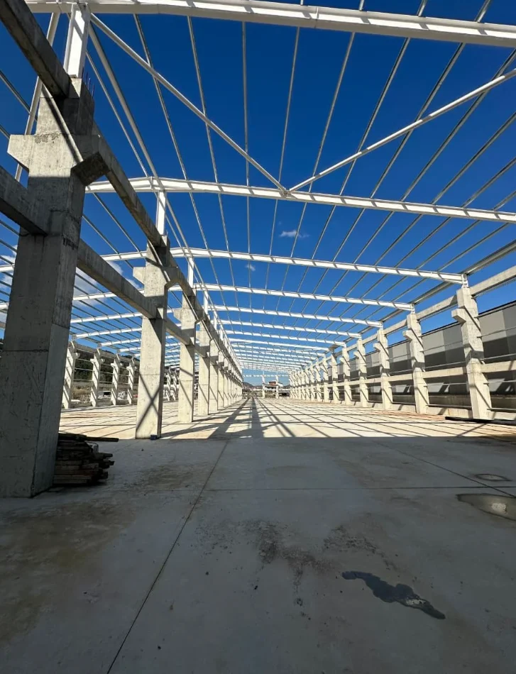 Tirane, jepet me qera magazine Kati 0, 2.200 m² 11.000 € (Prush)