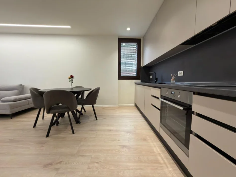 Tirane, jepet me qera apartament 1+1+Aneks+Ballkon Kati 3, 75 m² 1.200 € (Rruga Barrikadave)