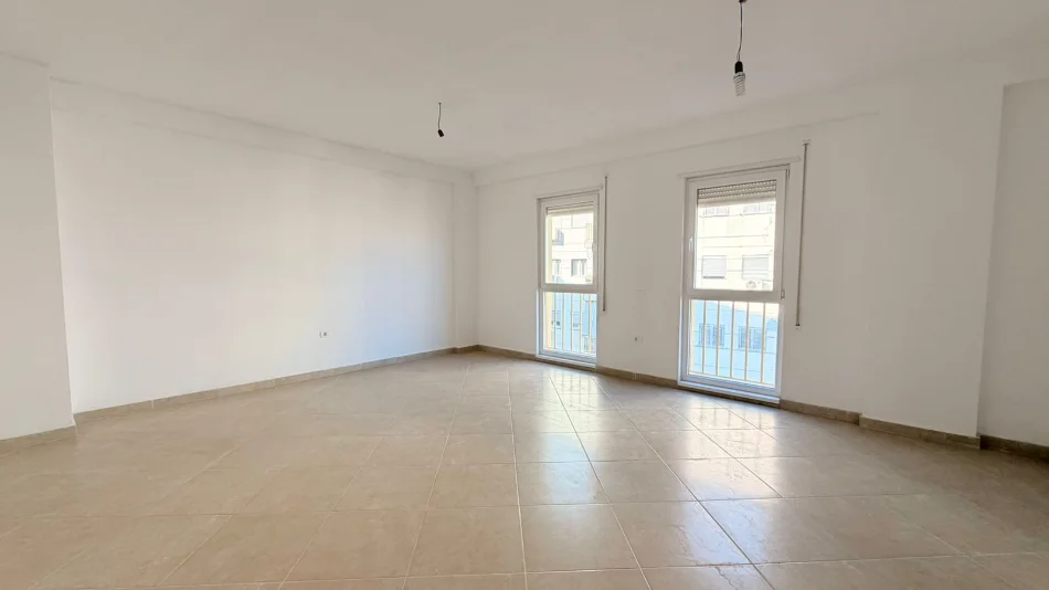 Tirane, shitet apartament 2+1+Ballkon , (selite)