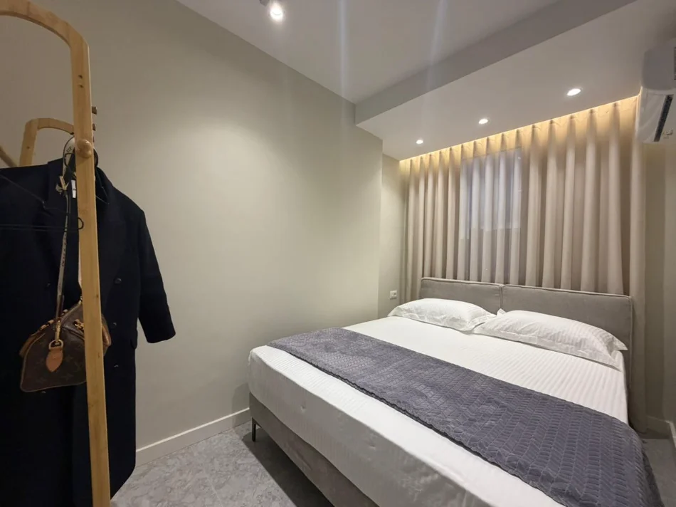 Tirane, shitet apartament 1+1 Kati 4, 65 m² (21 Dhjetori)