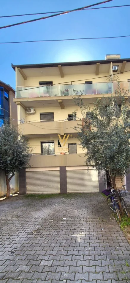 Tirane, jepet me qera apartament 2+1+Ballkon Kati 3, 110 m² 520 € (ISH PARKU I AUTOBUSAVE)