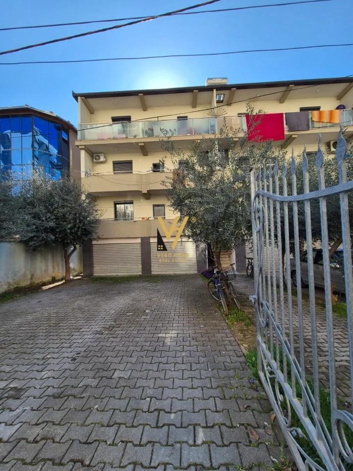 Tirane, jepet me qera apartament 2+1+Ballkon Kati 3, 110 m² 520 € (ISH PARKU I AUTOBUSAVE)