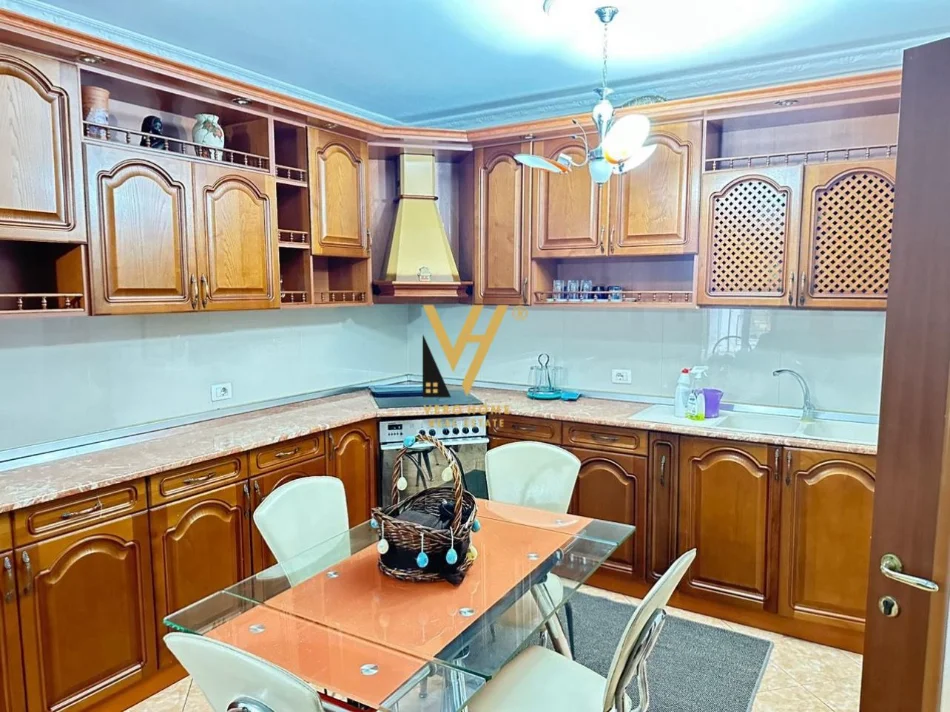 Tirane, jepet me qera apartament 2+1+Ballkon Kati 3, 115 m² 720 € (ZOGU I ZI)