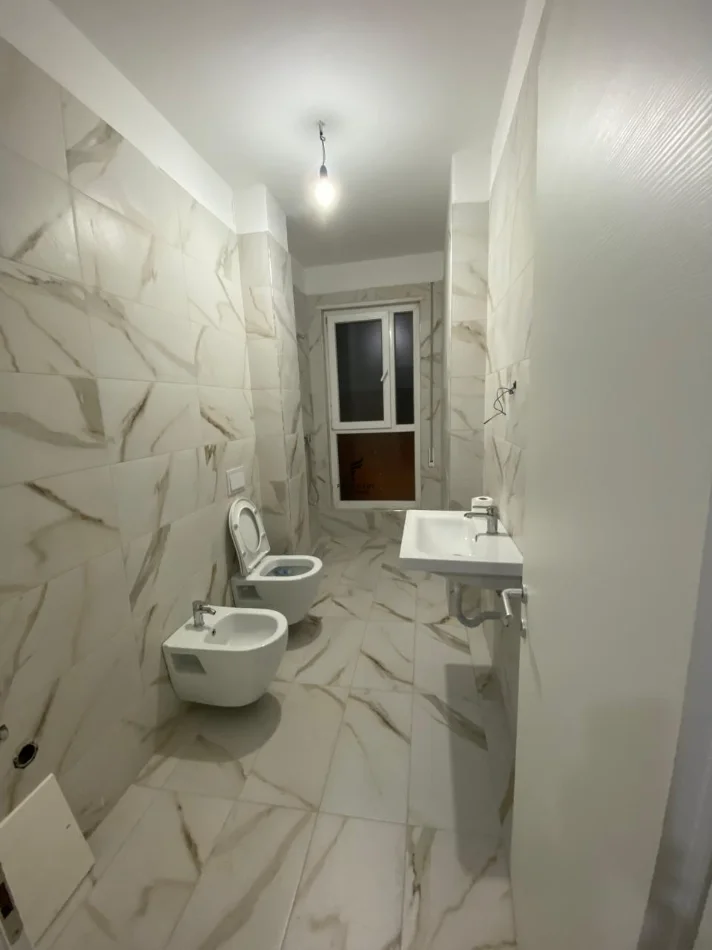 Tirane, jepet me qera zyre Kati 9, 75 m² 450 € (DON BOSKO)