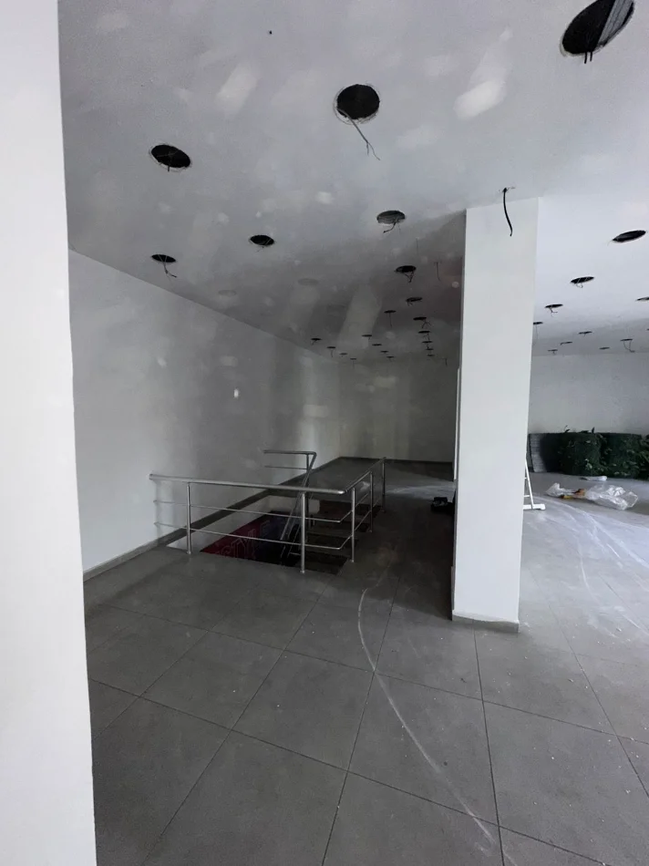 Tirane, jepet me qera dyqan Kati 0, 306 m² 8.000 € (BLLOK)