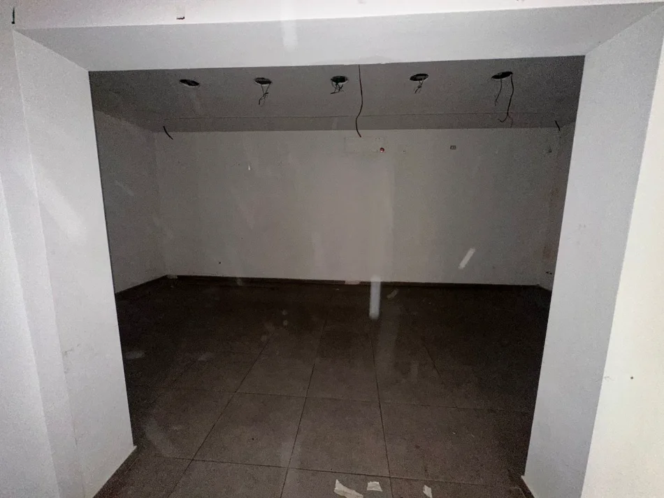 Tirane, jepet me qera dyqan Kati 0, 306 m² 8.000 € (BLLOK)