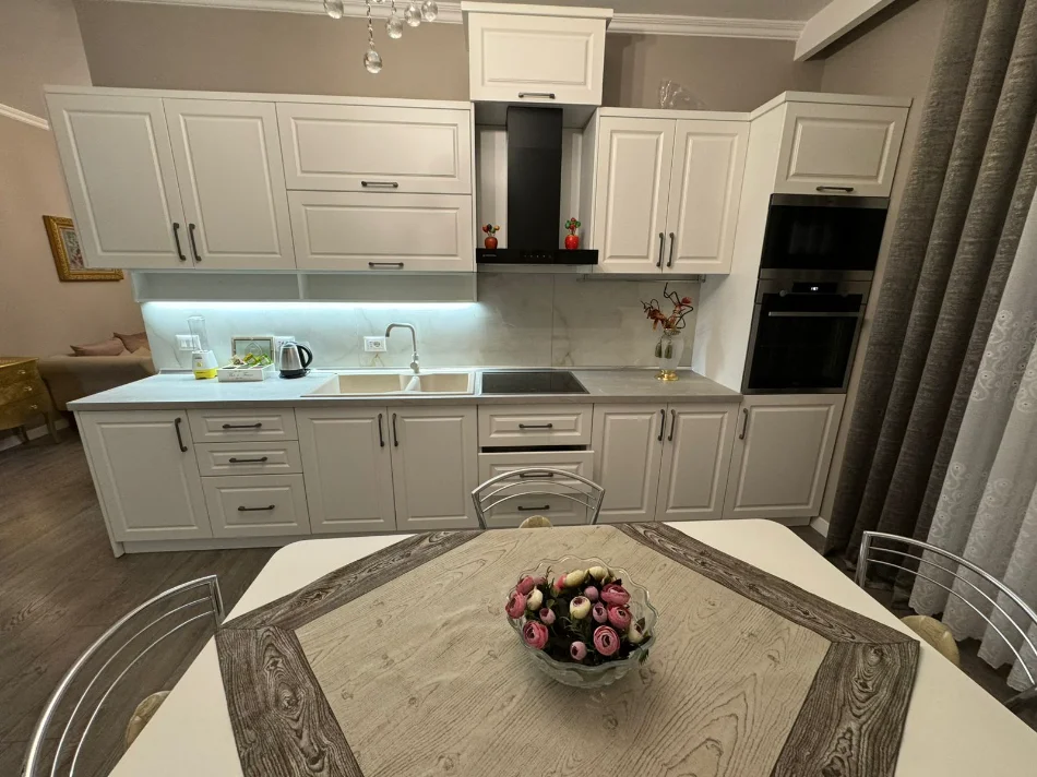 Tirane, jepet me qera apartament 2+1 Kati 9, 130 m² 1.500 € (Kinema 17 Nentori prane Rruges se Barrikadave)