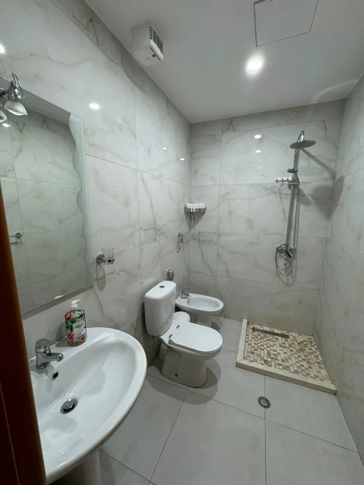 Tirane, jepet me qera apartament 2+1 Kati 9, 130 m² 1.500 € (Kinema 17 Nentori prane Rruges se Barrikadave)