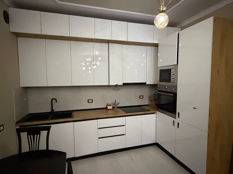 Tirane, jepet me qera apartament 2+1 Kati 2, 150 m² 750 € (21 DHJETORI)