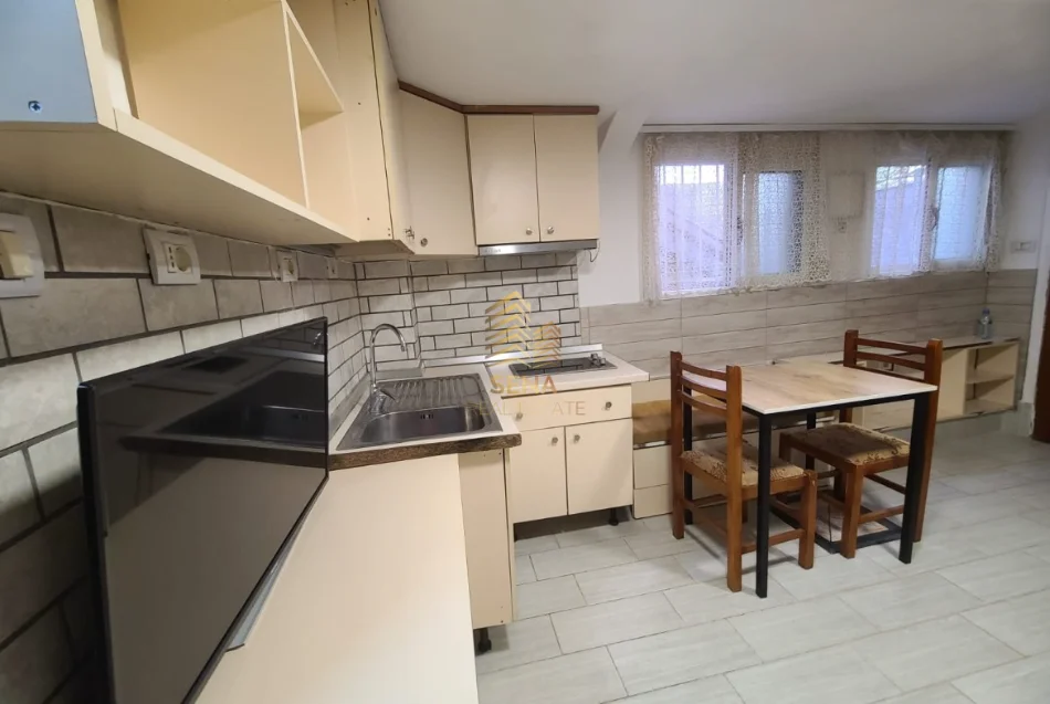 Tirane, jepet me qera apartament 1+1 Kati 1, 35 m² 310 € (5 Maji)